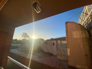 una ventana de un edificio con vistas al sol en Departamento zona playa grande en Mar del Plata