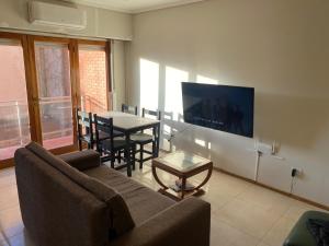 sala de estar con sofá y mesa en Departamento zona playa grande en Mar del Plata