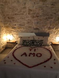 Un dormitorio con una cama con un corazón. en DIMHORA, en Giovinazzo