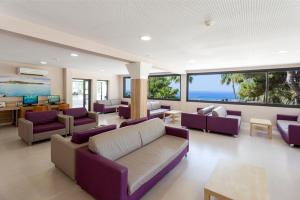 ein Wohnzimmer mit lilafarbenen Möbeln und Meerblick in der Unterkunft Sun Club El Dorado - All Inclusive in Llucmajor