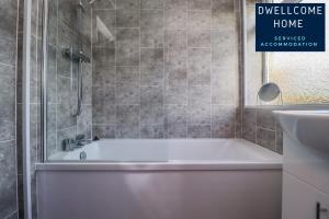 Vonios kambarys apgyvendinimo įstaigoje Dwellcome Home Ltd 3 Bedroom Boldon House - see our site for assurance