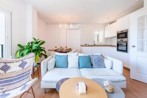 a living room with a couch and a table at 797 Holiday Rentals - Moderno piso para 4 cerca de la playa in Benalmádena