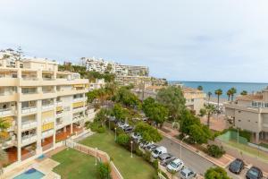 z góry widok na miasto z budynkami i ocean w obiekcie Atico Lujoso w mieście Torremolinos