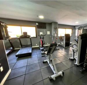 un gimnasio con varios equipos de ejercicio en una habitación en Flat aconchegante na orla de Salvador, en Salvador