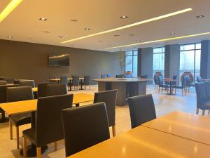 a dining room with tables and chairs and tablesktop at Nuevo Hotel Ancasti in San Fernando del Valle de Catamarca