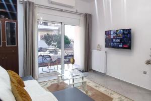 sala de estar con sofá y puerta corredera de cristal en Modern apartment in Itea, en Itea