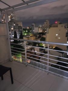 balcón con vistas a la ciudad por la noche en Depto 2 ambientes super luminoso en Buenos Aires