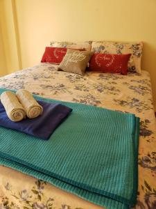 Una cama con dos toallas encima. en Depto 2 ambientes super luminoso en Buenos Aires