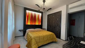 - une chambre avec un lit doté d'une couverture jaune et d'une fenêtre dans l'établissement B&B VIA ROMA 25, à Arezzo