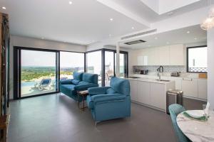 Kuchyňa alebo kuchynka v ubytovaní CH Villa Skyline La Marquesa Golf (Ciudad Quesada)