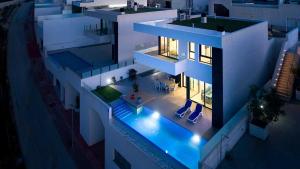 Bazén v ubytovaní CH Villa Skyline La Marquesa Golf (Ciudad Quesada) alebo v jeho blízkosti