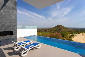 Bazén v ubytovaní CH Villa Skyline La Marquesa Golf (Ciudad Quesada) alebo v jeho blízkosti