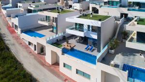 Bazén v ubytovaní CH Villa Skyline La Marquesa Golf (Ciudad Quesada) alebo v jeho blízkosti
