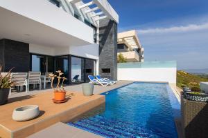 Bazén v ubytovaní CH Villa Skyline La Marquesa Golf (Ciudad Quesada) alebo v jeho blízkosti
