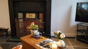 Un televizor și/sau centru de divertisment la Mill Cottage Modern Boutique Cosy Home in Lake District Village near Scafell