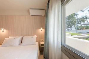 Posteľ alebo postele v izbe v ubytovaní Arelia Beachfront Garden View Apartment + 26 fotografií