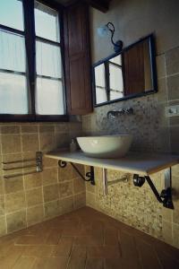 een badkamer met een wastafel en een spiegel bij Podere Sant'Antonio in Buonconvento