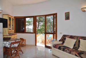 een woonkamer met een bank en een tafel bij La Sirenetta tra mare e collina in Sperlonga