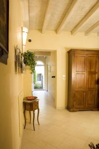 a hallway with a table and a wooden door at Al Podestà in Mantova