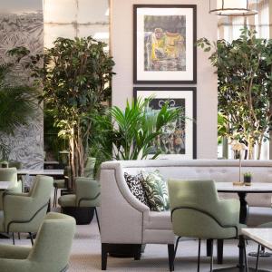 eine Lobby mit einem Sofa, Stühlen und Pflanzen in der Unterkunft The Chester Hotel in Aberdeen