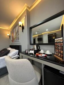 ArnavutköyにあるIntercity Hotel Istanbul Airportのデスクとベッドが備わるホテルルームです。
