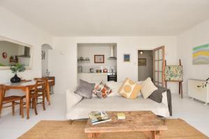 ein Wohnzimmer mit Sofa und Tisch in der Unterkunft Stunning 2 bed with Sea View in Hastings Old Town in Hastings