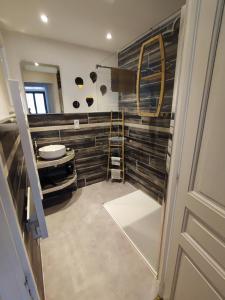 Ванна кімната в La Citadine maison de ville avec garage
