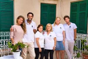 um grupo de pessoas em pé em frente a uma casa em Il Casanova em Tropea