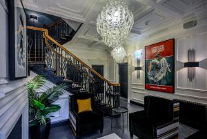 eine Treppe in einem Gebäude mit einem Kronleuchter in der Unterkunft The Chester Hotel in Aberdeen