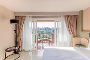 Ένα ή περισσότερα κρεβάτια σε δωμάτιο στο Lacol Khao Yai - A Chatrium Collection +138 φωτογραφίες