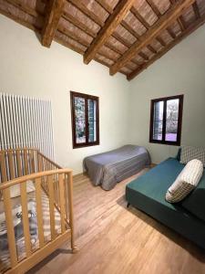 una camera con 2 letti e un pavimento in legno di Villa Vitturi a Maserada sul Piave