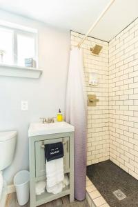 a bathroom with a sink and a shower at The Container Retreat @ 290 Wine Trail #5 Starry nights in Hye