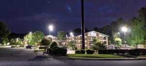 a hotel at night with a parking lot and a building at Brick Lodge Atlanta/Norcross in Norcross