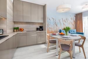 Kuchyňa alebo kuchynka v ubytovaní Seaside Apartamenty - Olimpijska 2 Mielno - Sauna & Fitness & Parking - w cenie pobytu