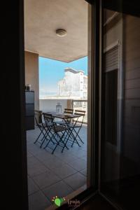 una ventana con vistas a una mesa y sillas en Apuja - Apulian Experience, en Bari