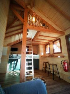 Zimmer mit einem Hochbett in einer Hütte in der Unterkunft La cabane au bain perché 