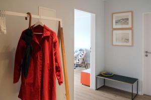 una chaqueta roja colgando de una puerta en una habitación en Ruheoase mit Bergblick im Zentrum Murnaus en Murnau am Staffelsee