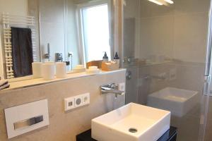 a bathroom with a sink and a mirror at Ruheoase mit Bergblick im Zentrum Murnaus in Murnau am Staffelsee