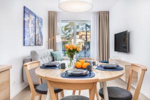 Televízia a/alebo spoločenská miestnosť v ubytovaní Seaside Apartamenty - Olimpijska 2 Mielno - Sauna & Fitness & Parking - w cenie pobytu