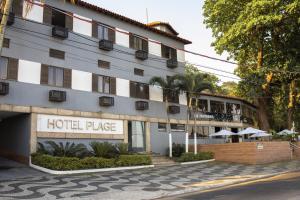 a hotel with a sign that reads hotel place at Hotel Plage in Rio de Janeiro