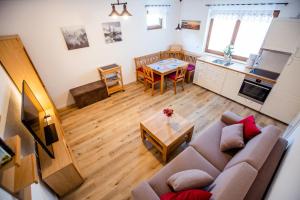 salon z kanapą i stołem w obiekcie Apartment Almglück w mieście Ehrwald +10 zdjęć