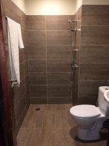 une salle de bains avec toilettes et douche dans l'établissement LIEBE HOTEL, à Yaoundé