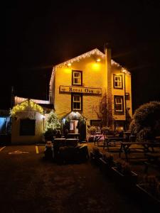 uma pousada com luzes de lado à noite em Royal Oak em Keswick