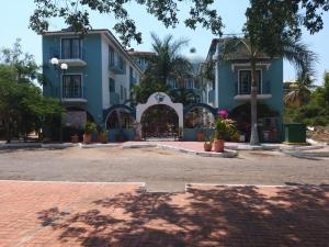 a building in the middle of a street at Delphinus Inn in Santa Cruz Huatulco