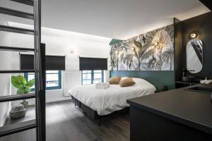 - une chambre avec un lit et un lavabo dans l'établissement Secret Walls, à Bruxelles