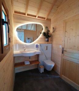 La salle de bains est pourvue d'un lavabo et de toilettes. dans l'établissement La cabane au bain perché, 