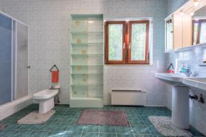 uma casa de banho com um WC e um lavatório em Apartment RENATA em Povile