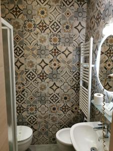 ein Bad mit einem WC und einem Waschbecken in der Unterkunft Hotel Orchidea in Turin