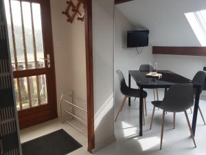 TV a/nebo společenská místnost v ubytování Appartement du parc