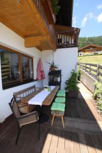 eine Terrasse mit einem Tisch und Stühlen auf einer Terrasse in der Unterkunft Gästehaus Elfriede in Gerlos